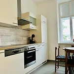 Cosy Long Term Apartment With Free Parking